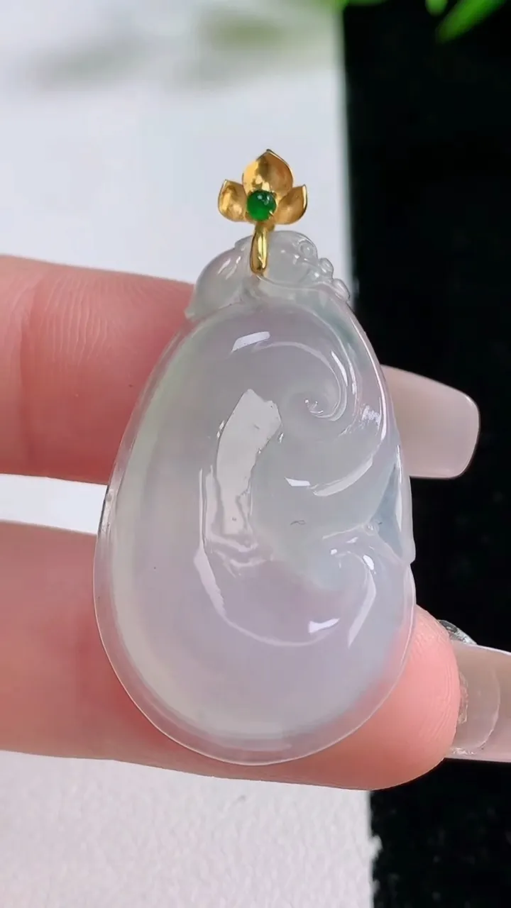 天然A货翡翠如意吊坠，尺寸33.4-20.6-5.4，重量:6.20g
12月24日