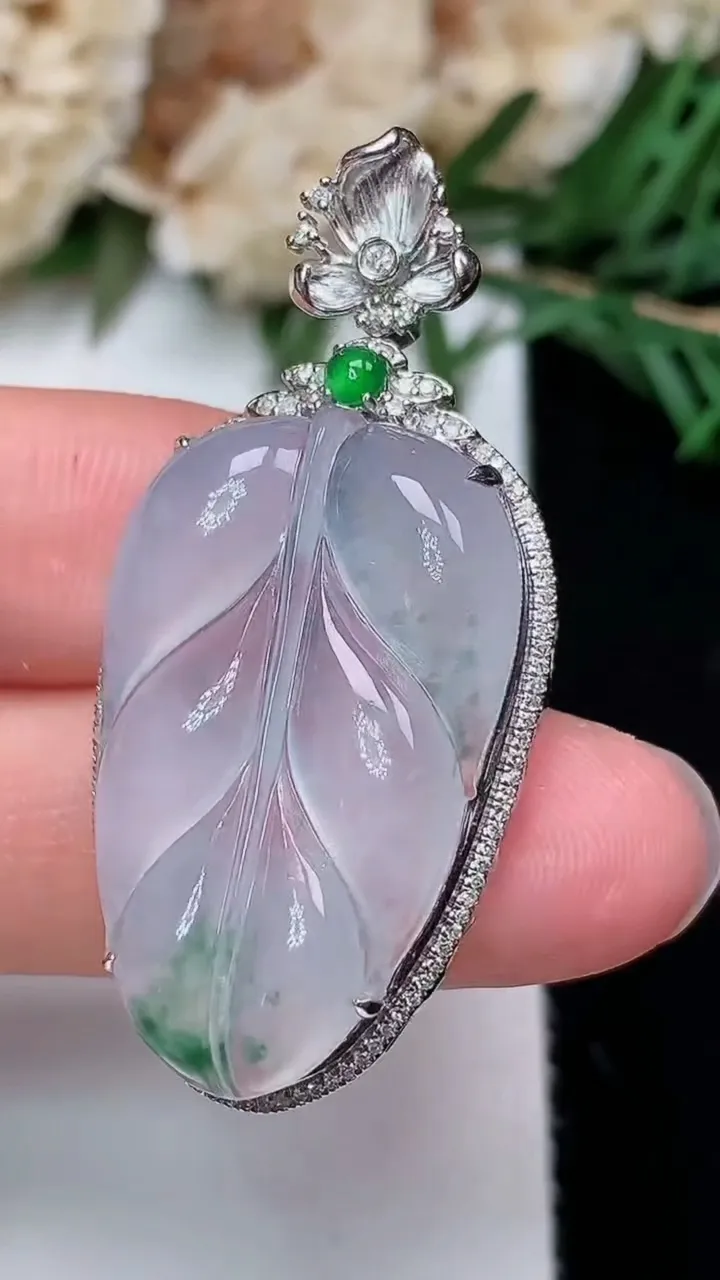 天然A货翡翠金枝玉叶 叶子吊坠，尺寸40.9-19.2-8.6，裸石28-17.3，重量:5.98g
12月24日