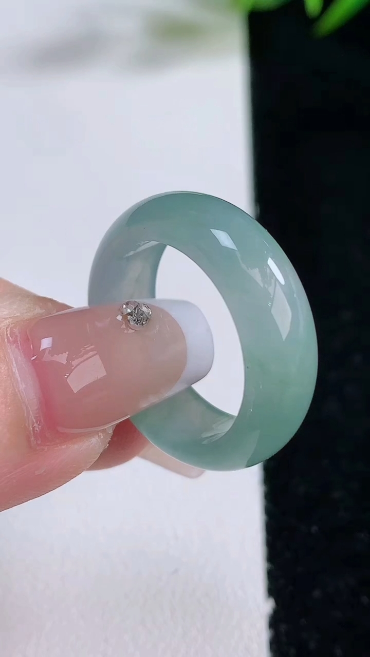 天然A货翡翠冰种飘花指环戒指，尺寸18.2-6.8-3.2，重量:4.81g2025年12月24日
