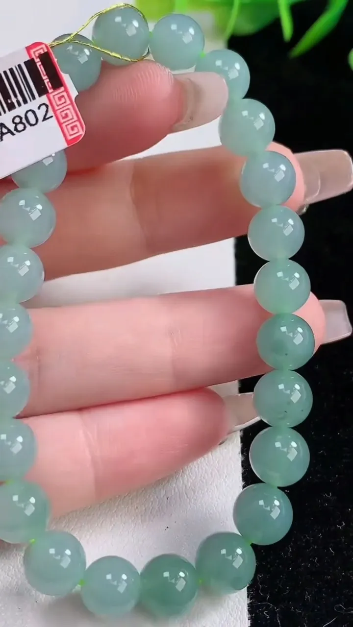 天然A货翡翠圆珠手串，尺寸7.7-24颗，重量:19.34g12月24日
工厂直销收藏佳品,种好水足，色泽均匀，有种有色，上手高大气！