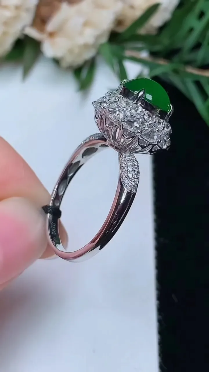 天然A货翡翠蛋面戒指，尺寸17.2-8.2-7.7，重量:3.90g2025年12月24日
工厂直销收藏佳品,种好水足，色泽均匀，有种有色，上手高大气！