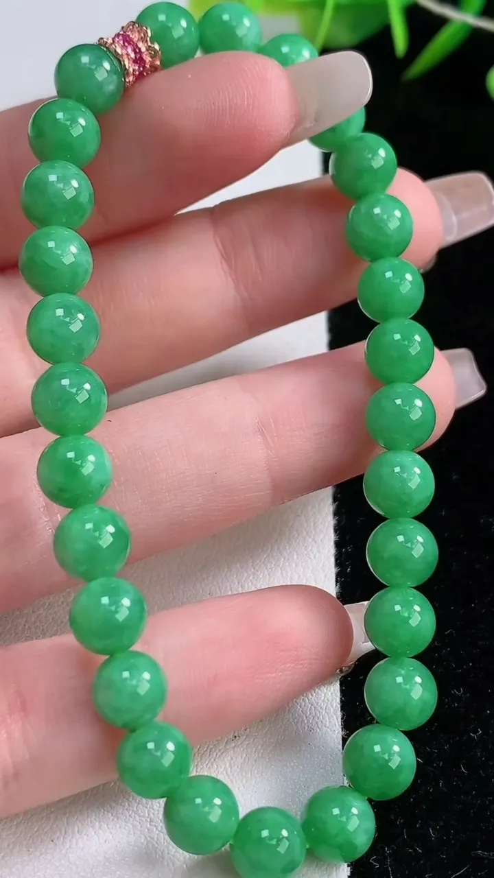天然A货翡翠圆珠手串，尺寸6.8-28颗，重量:15.94g12月24日
工厂直销收藏佳品,种好水足，色泽均匀，有种有色，上手高大气！