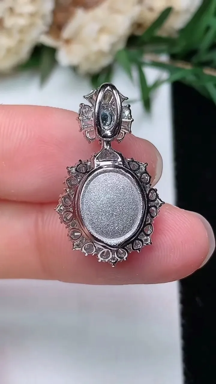 天然A货翡翠蛋面吊坠，尺寸23.9-14.4-11，裸石10.3-9，重量:3.75g
12月24日