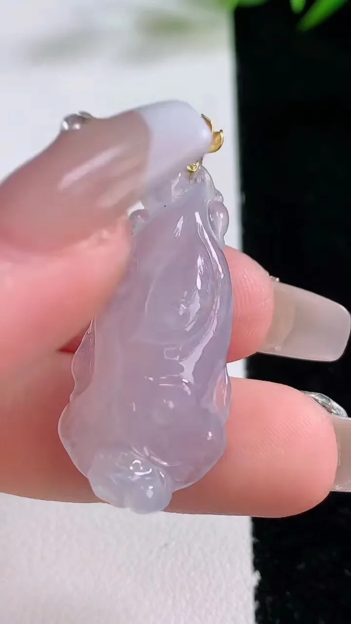 天然A货翡翠种白冰莲蓬吊坠，尺寸35-15.7-7，重量:5.71g
12月24日