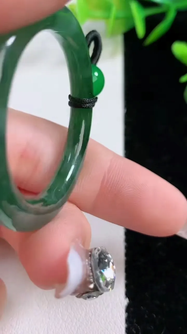 天然A货翡翠平安环吊坠，尺寸42.8-5.2，重:9.73g
12月24日