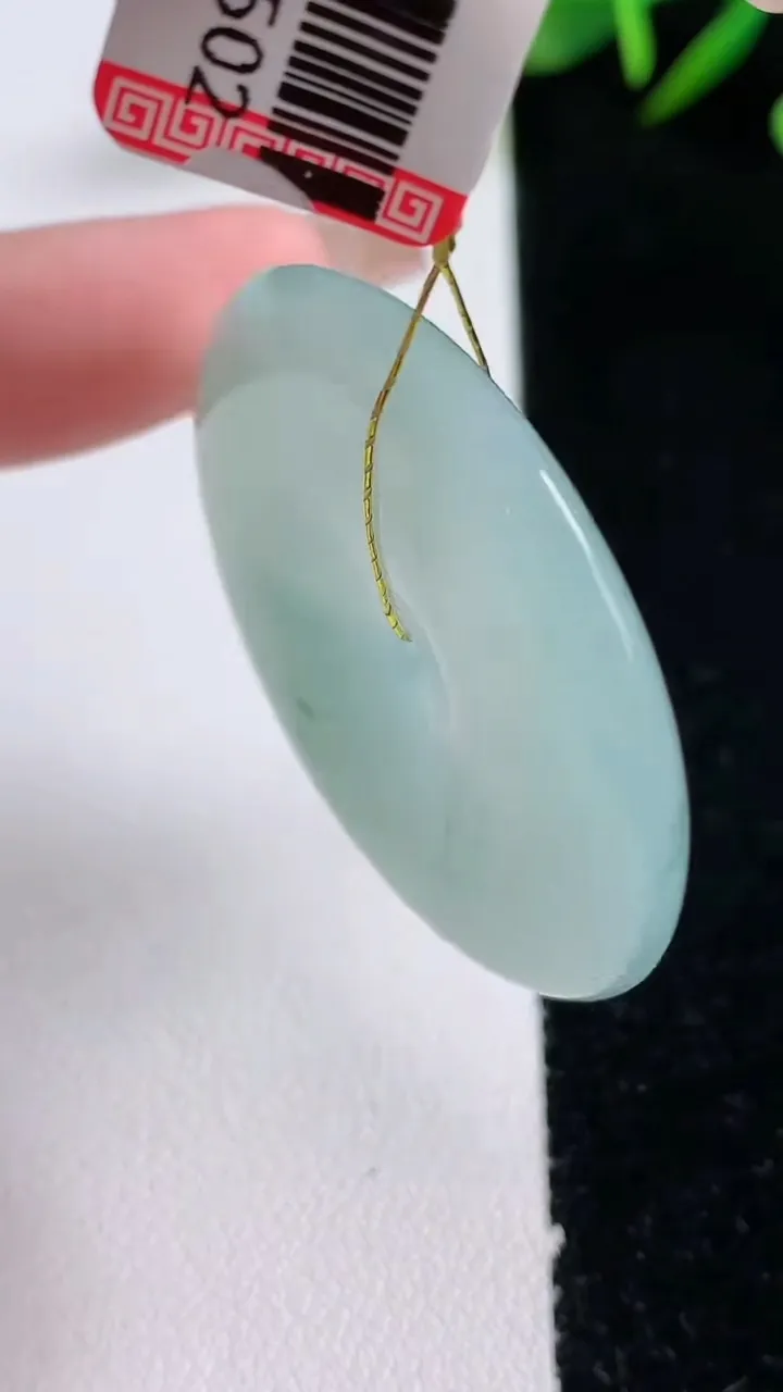 天然A货翡翠飘花平安扣吊坠，尺寸38.6-5.5，重量:18.31g
12月24日