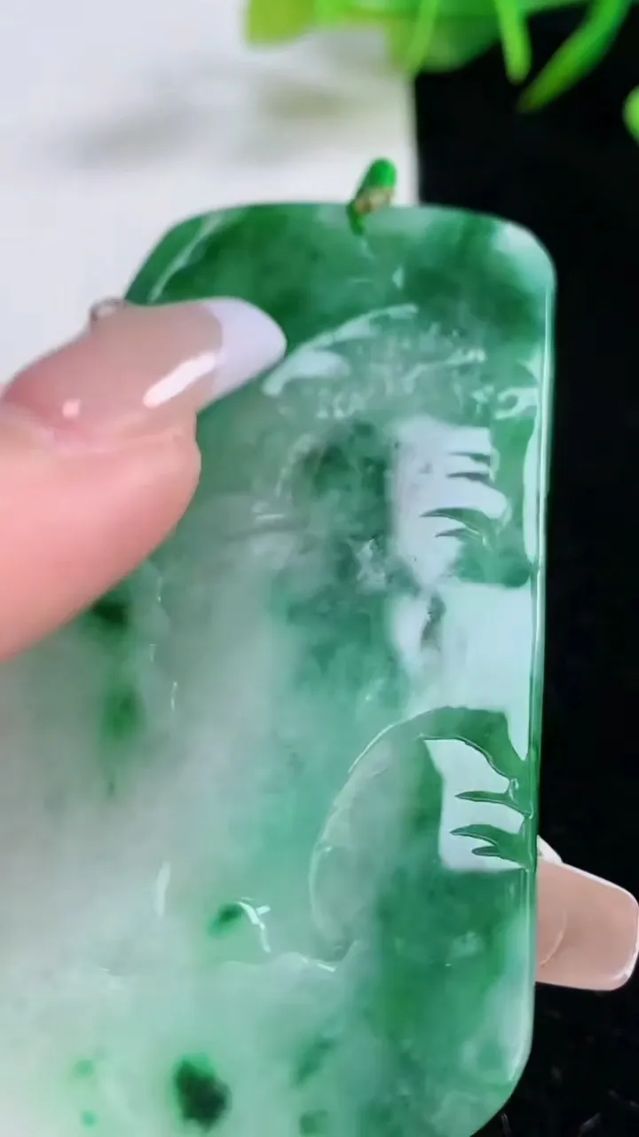 天然A货翡翠山水牌吊坠，尺寸68.4-45.2-5.4，重量:35.34g
12月24日