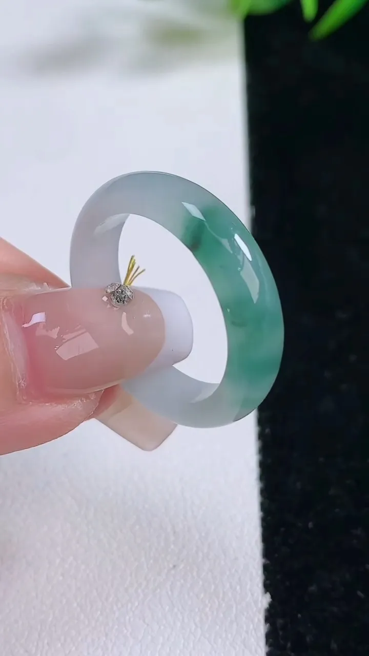 天然A货翡翠飘花指环戒指，尺寸20-5.6-3，重量:4.15g2025年12月24日
工厂直销收藏