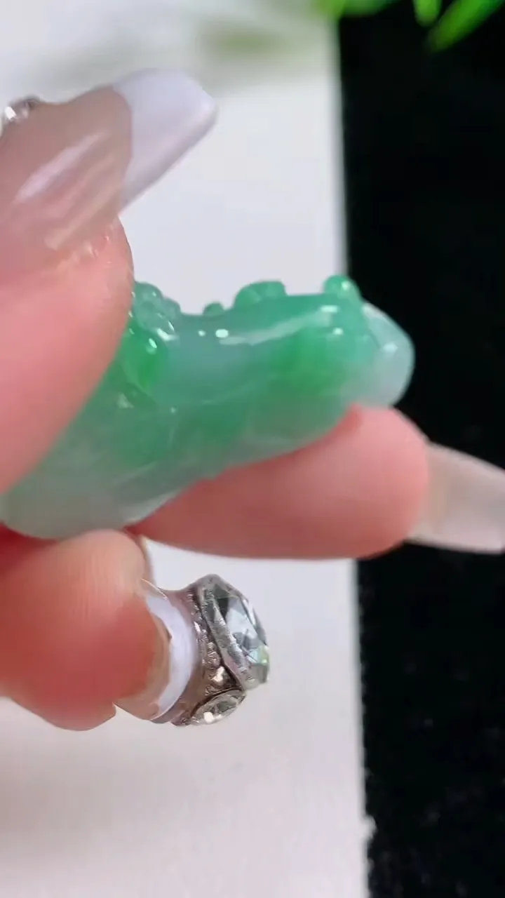 天然A货翡翠福瓜吊坠，尺寸33-20-7.6，重量:8.99g
12月24日