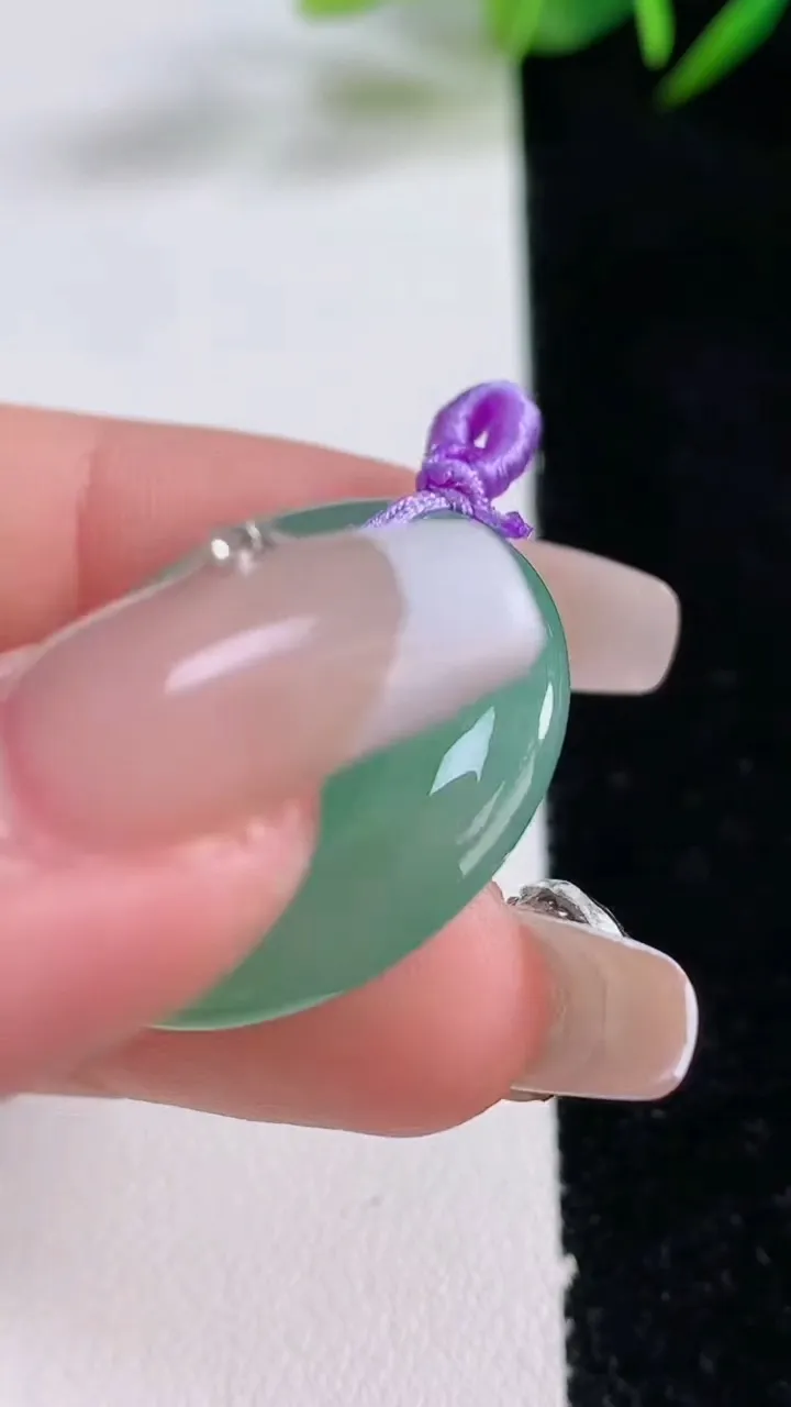 天然A货翡翠平安扣吊坠，尺寸28.4-5.8，重量:10.61g
12月24日