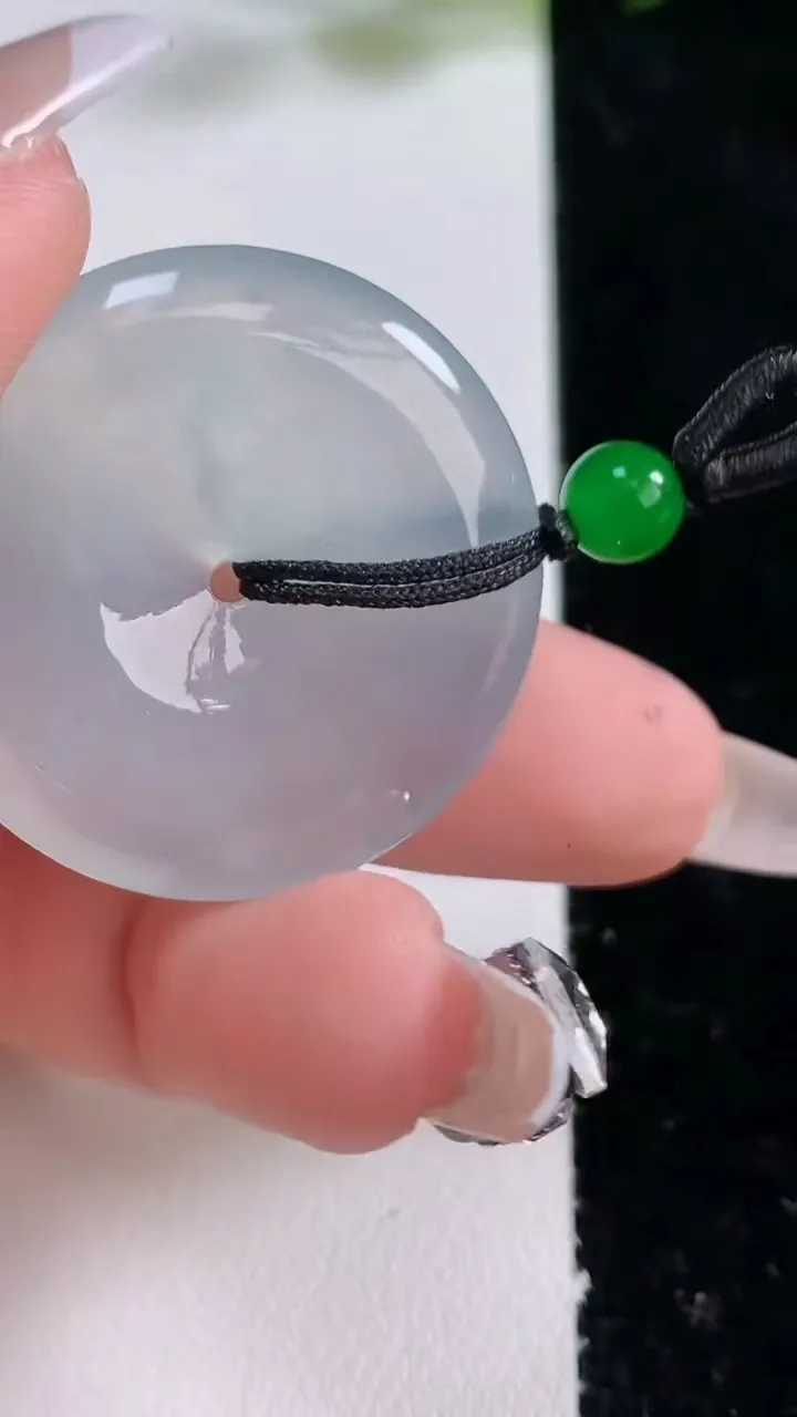 天然A货翡翠种白冰平安扣吊坠，尺寸32.5-5.8，重:11.95g
12月24日