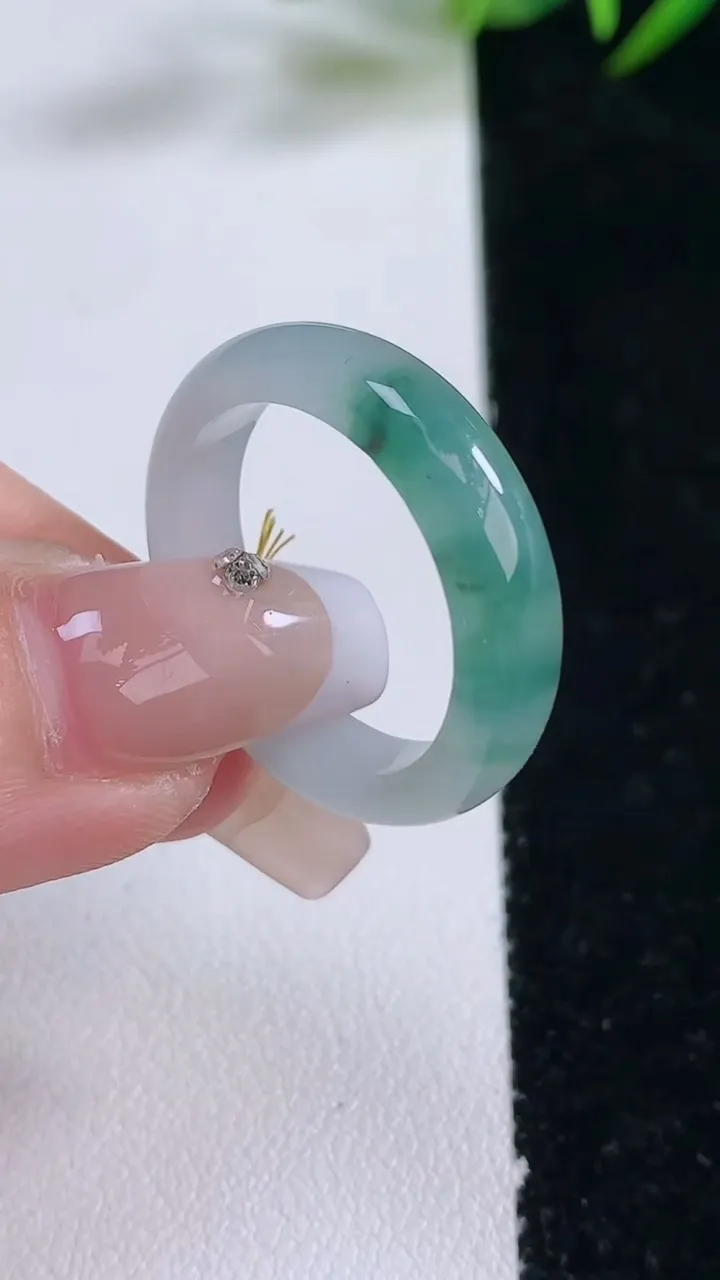 天然A货翡翠飘花指环戒指，尺寸20-5.6-3，重量:4.15g2025年12月24日
工厂直销收藏佳品,种好水足，色泽均匀，有种有色，上手高大气！