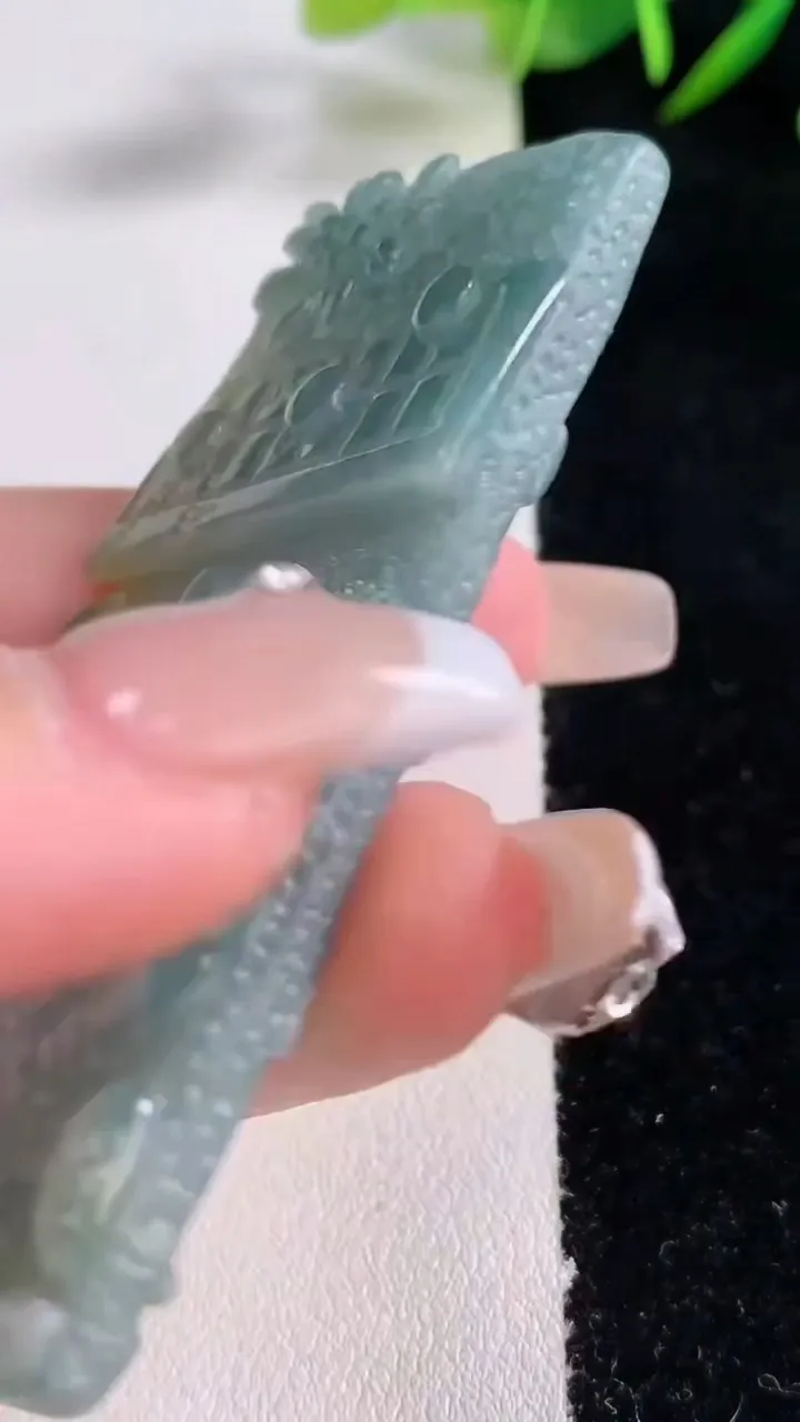 天然A货翡翠蓝水双彩一念之间吊坠，尺寸70.3-31-6.4，重量:33.82g
12月24日