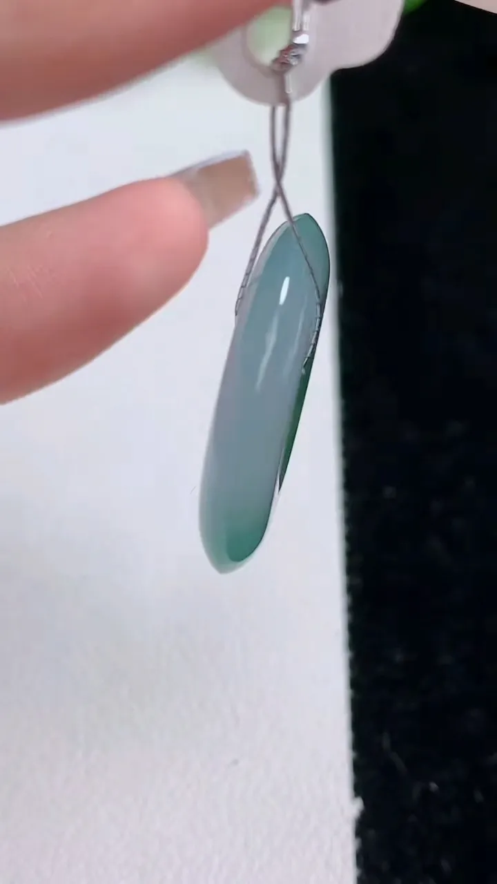 天然A货翡翠冰种飘花平安扣吊坠，尺寸25-5，重量:6.22g
12月24日