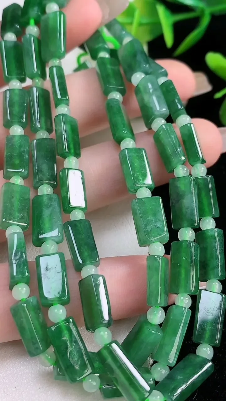 天然A货翡翠无事牌项链，尺寸10.6-6-3.7-52颗，重:37.05g12月24日
工厂直销收藏佳品,种好水足，色泽均匀，有种有色，上手高大气！