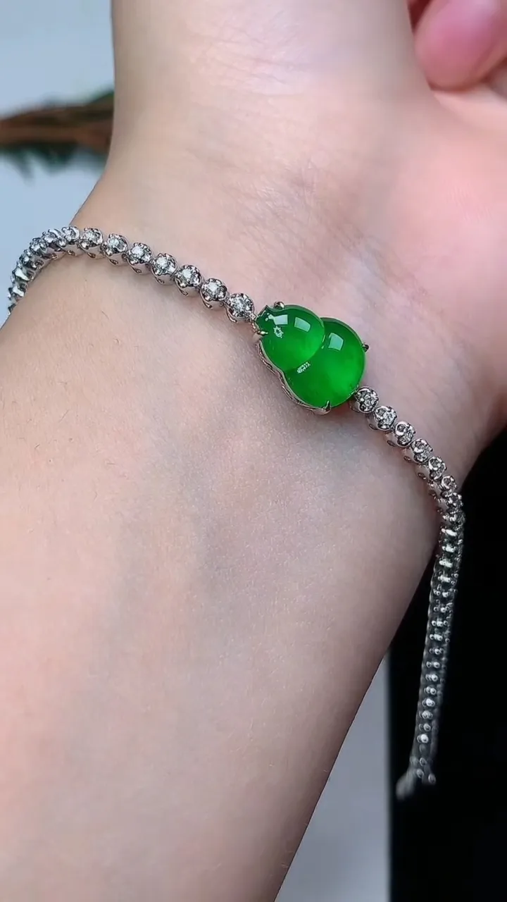 天然A货翡翠葫芦手链，尺寸11.6-8.6-5.1，重量:6.59g
12月24日