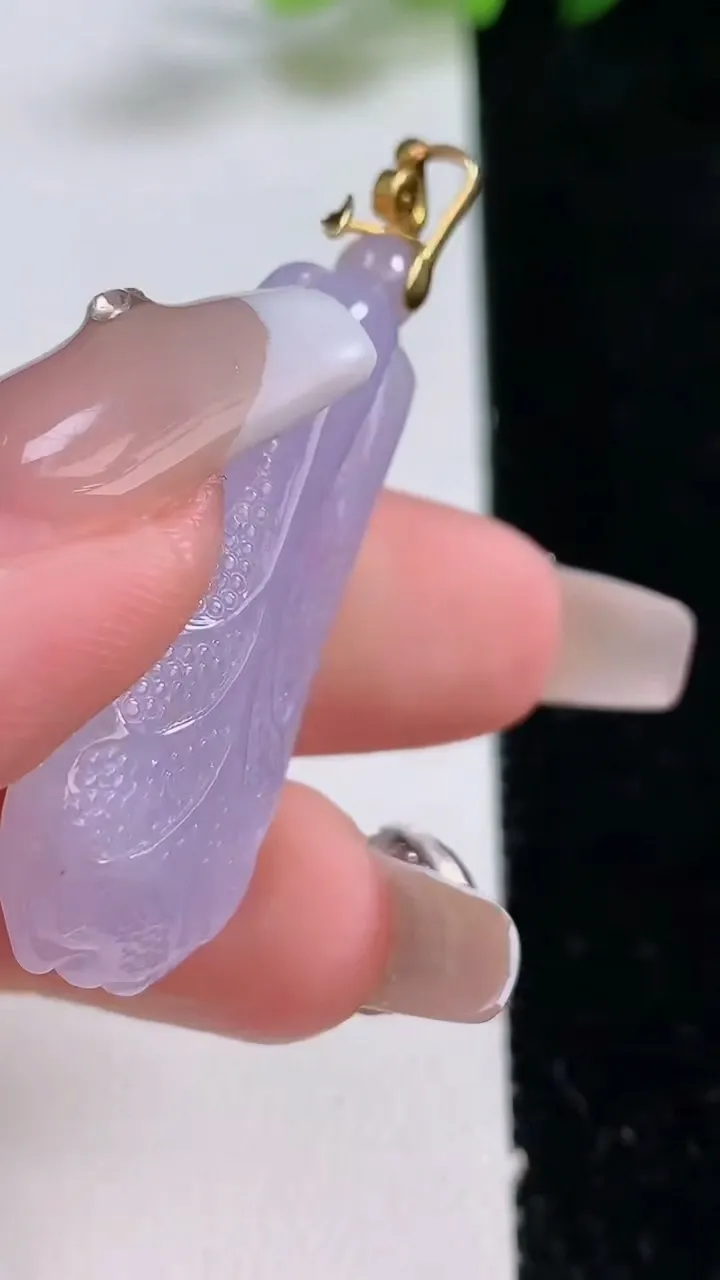 天然A货翡翠18K金紫罗兰白菜吊坠，尺寸37-19-8.3，重量:10.72g
12月24日