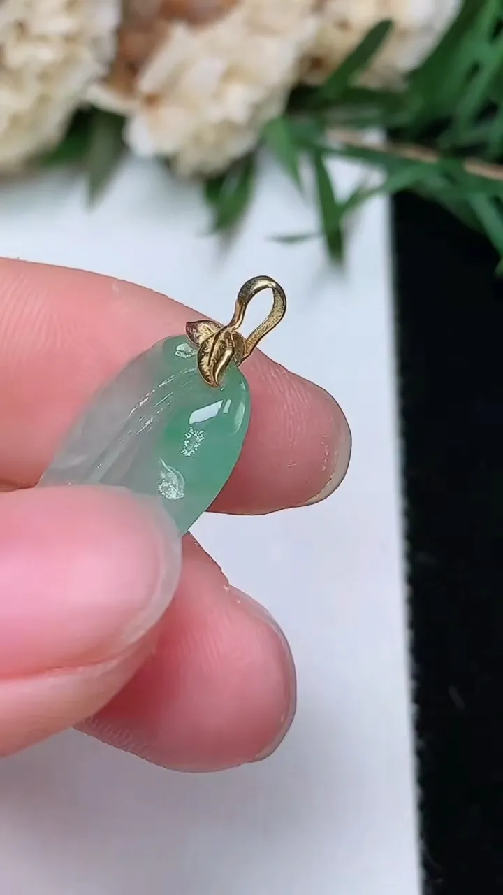 天然A货翡翠金枝玉叶 叶子吊坠，尺寸28.5-11.8-3.3，重量:2.13g
12月24日
