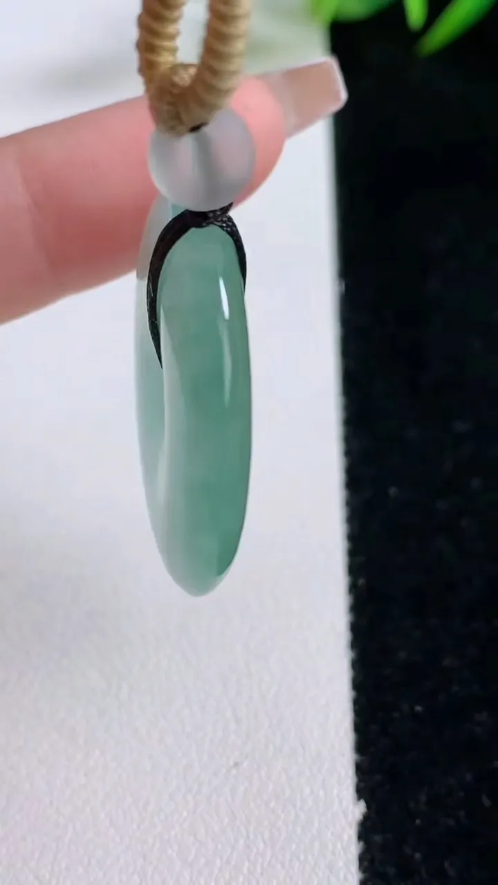 天然A货翡翠平安扣吊坠，尺寸29.7-5.2，重量:12.78g
12月24日