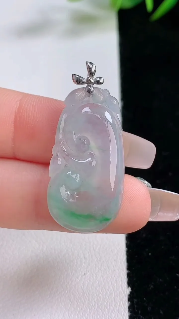 天然A货翡翠如意吊坠，尺寸30-15.8-4，重量:3.72g
12月24日