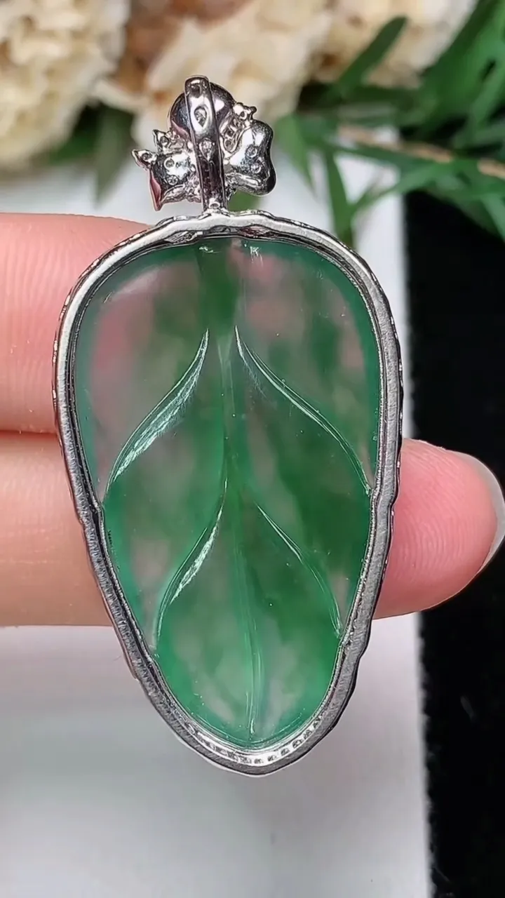 天然A货翡翠金枝玉叶 叶子吊坠，尺寸40.2-20-7.2，裸石30-17.9，重量:5.41g
12月24日