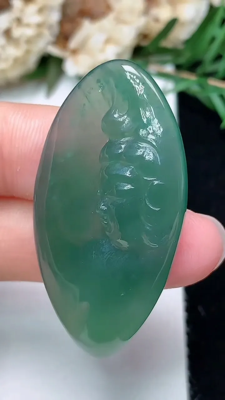 天然A货翡翠蓝水观音头吊坠，尺寸41.2-21-5.5，重量:8.81g
12月24日