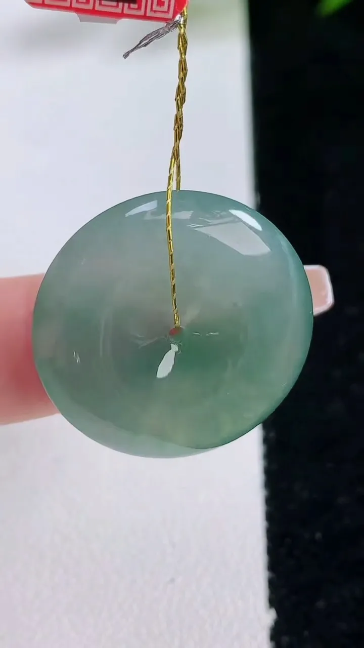 天然A货翡翠平安扣吊坠，尺寸24.7-5.6，重量:7.10g
12月24日