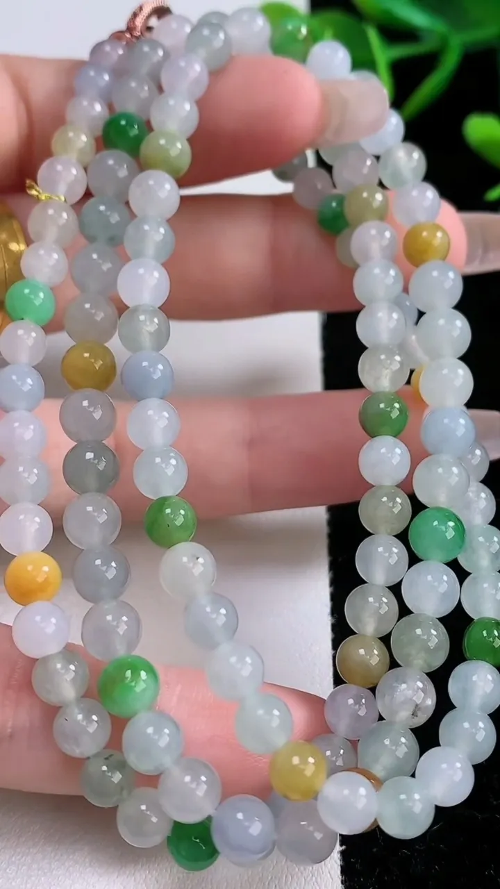 天然A货翡翠三彩圆珠项链，尺寸5.4-117颗，重量:33.95g
12月24日