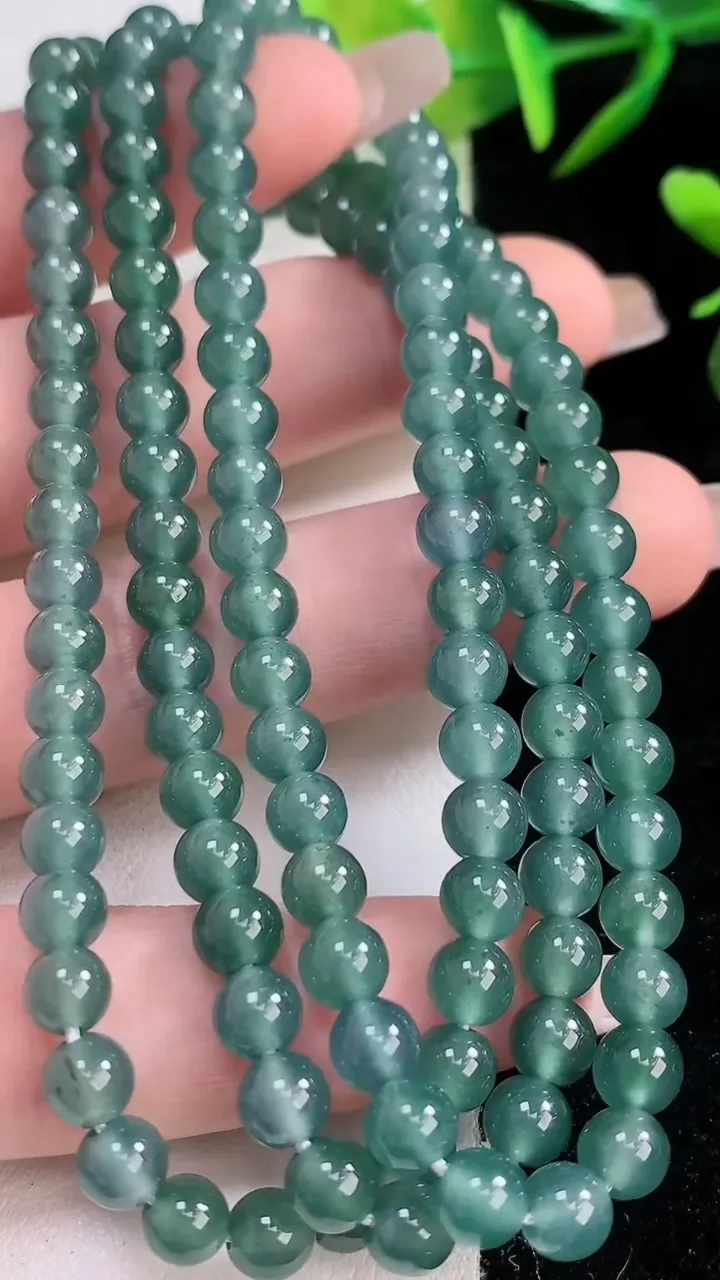 天然A货翡翠圆珠项链，尺寸5.3，重:33.69g
12月24日