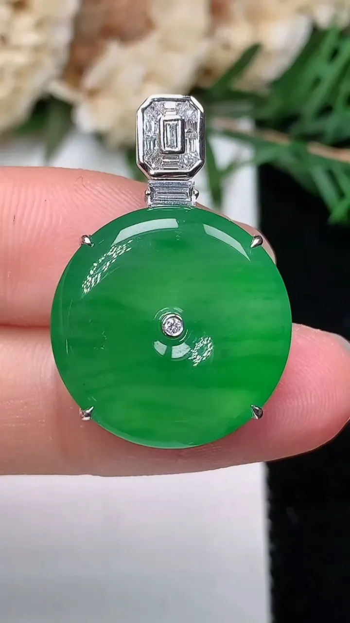 天然A货翡翠平安扣吊坠，尺寸18.6-7.5，重量:6.97g
12月24日