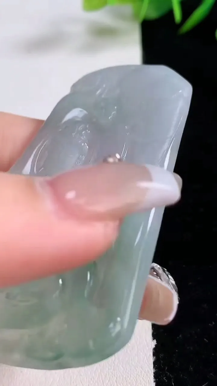 天然A货翡翠观音菩萨吊坠，尺寸66.7-42-4.3，重量:27.02g
12月24日