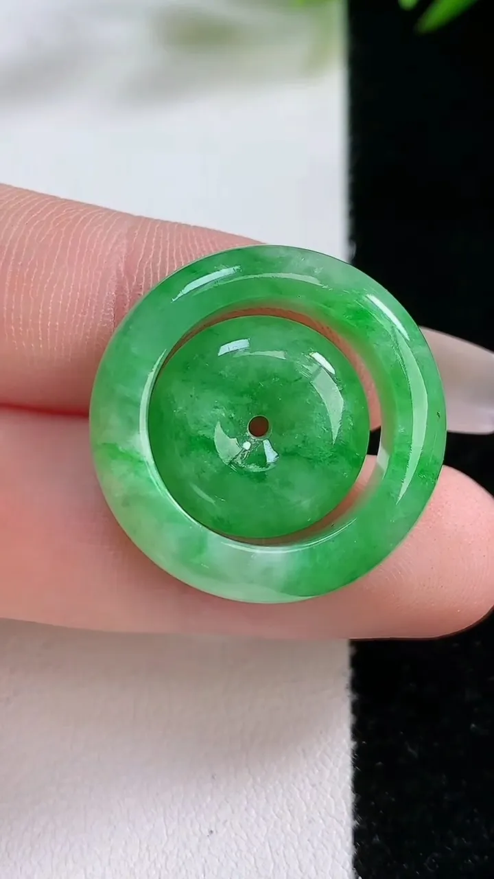 天然A货翡翠母子平安扣吊坠，尺寸17-5.8-3.7，重:6.91g
12月24日