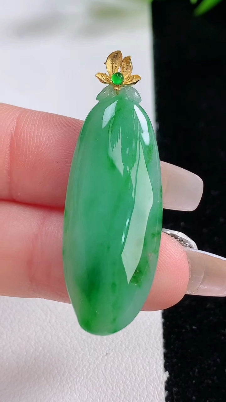 天然A货翡翠福瓜吊坠，尺寸37-15-5.6，重量:5.83g
12月24日