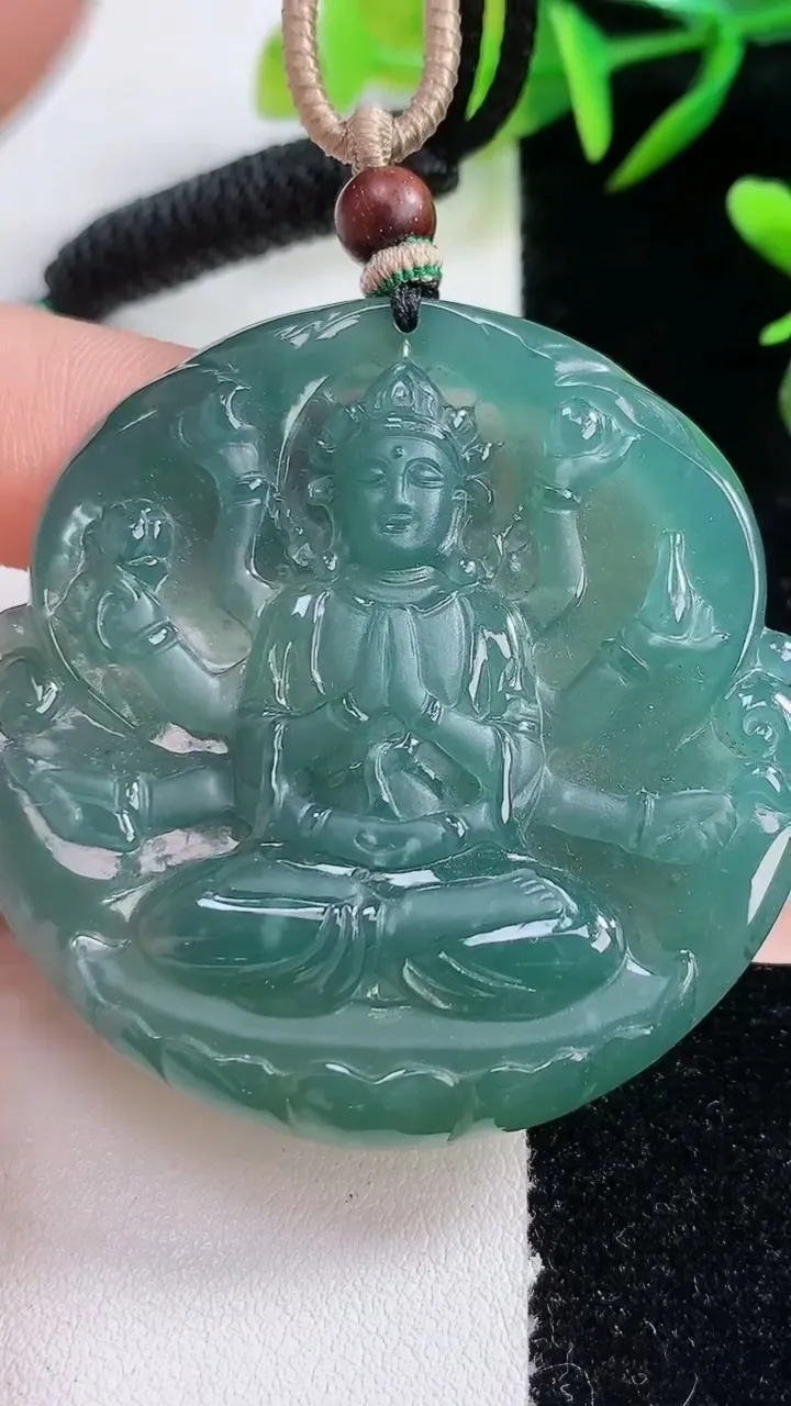 天然A货翡翠千手观音吊坠，尺寸50.5-6.6，重:33.26g
12月24日