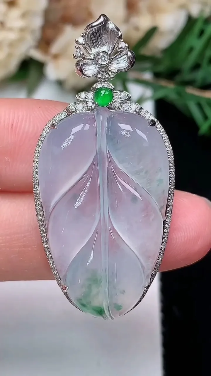 天然A货翡翠金枝玉叶 叶子吊坠，尺寸40.9-19.2-8.6，裸石28-17.3，重量:5.98g