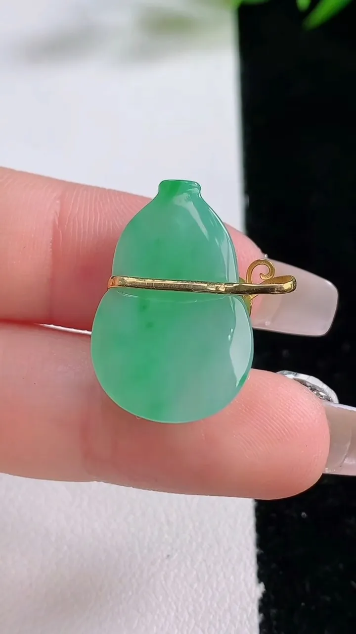天然A货翡翠葫芦吊坠，尺寸23.3-15-6，重量:3.85g
12月24日