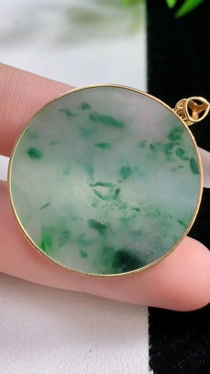 天然A货翡翠种飘花无事牌吊坠，尺寸34-2.7，重:8.84g
12月24日