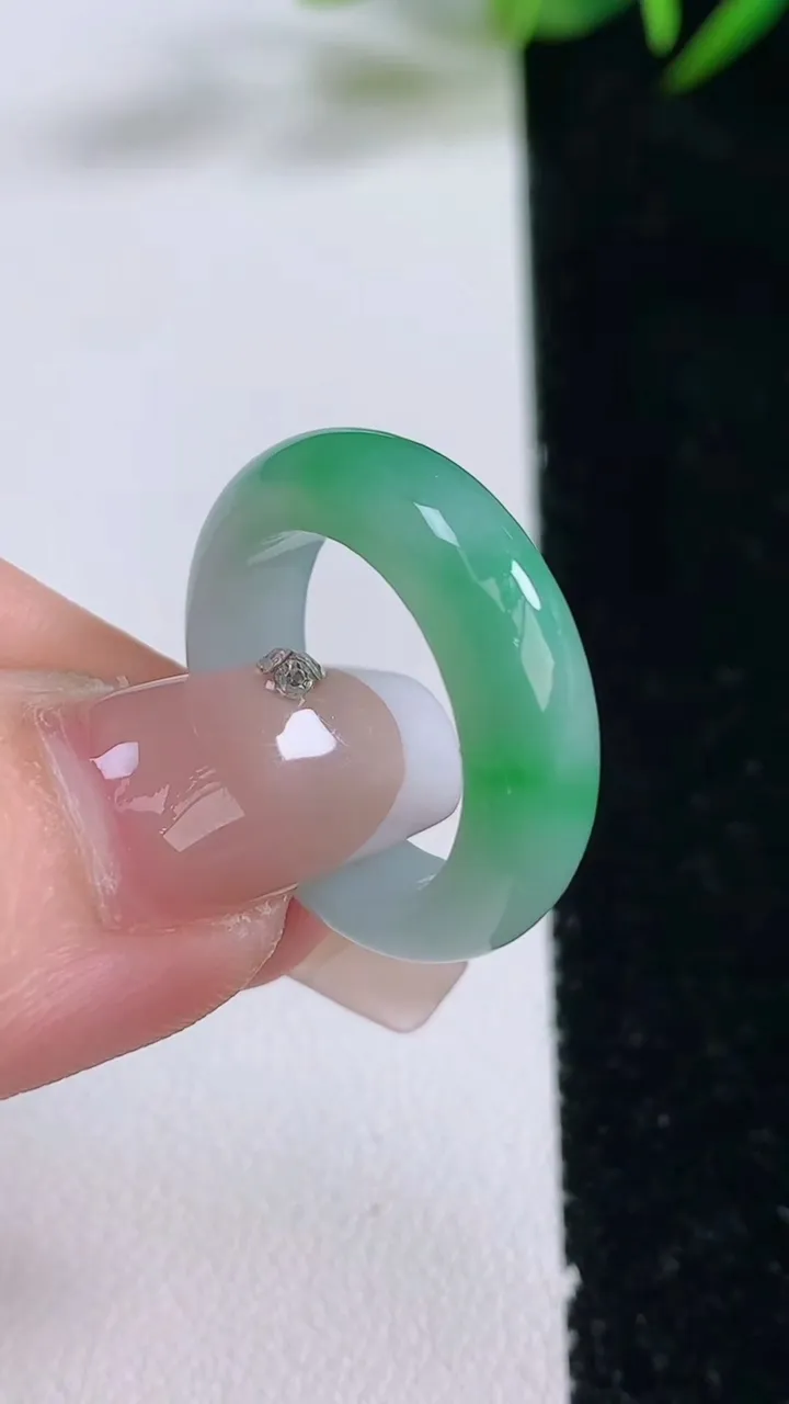 天然A货翡翠指环戒指，尺寸16.8-5.5-3.5，重量:4.18g2025年12月24日
工厂直销收藏佳品,种好水足，色泽均匀，有种有色，上手高大气！