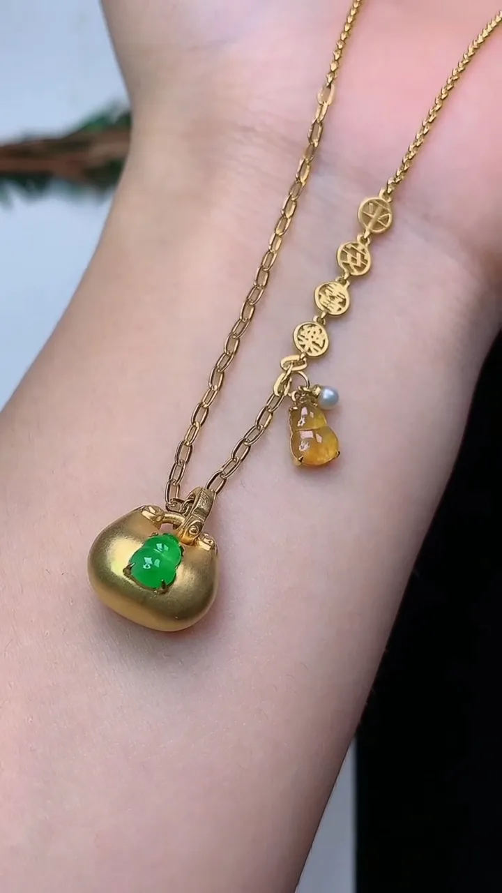 天然A货翡翠葫芦项链，尺寸5.5-4.2，重量:4.84g
12月24日