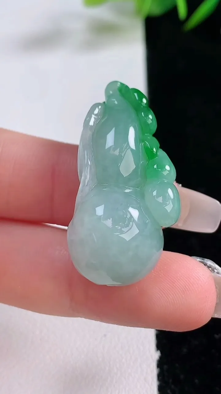 天然A货翡翠葫芦吊坠，尺寸36.5-16.5-13.4，重量:10.93g
12月24日