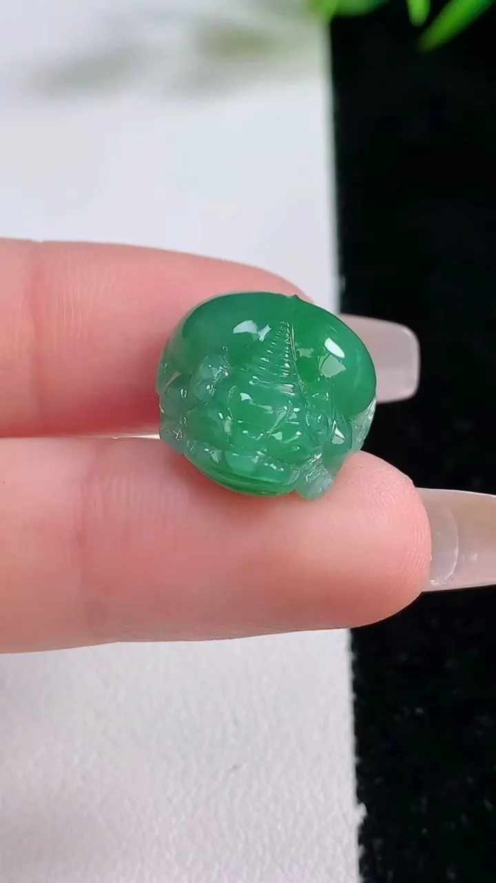 天然A货翡翠貔貅吊坠，尺寸17-16.2-8.6，重量:4.14g
12月24日