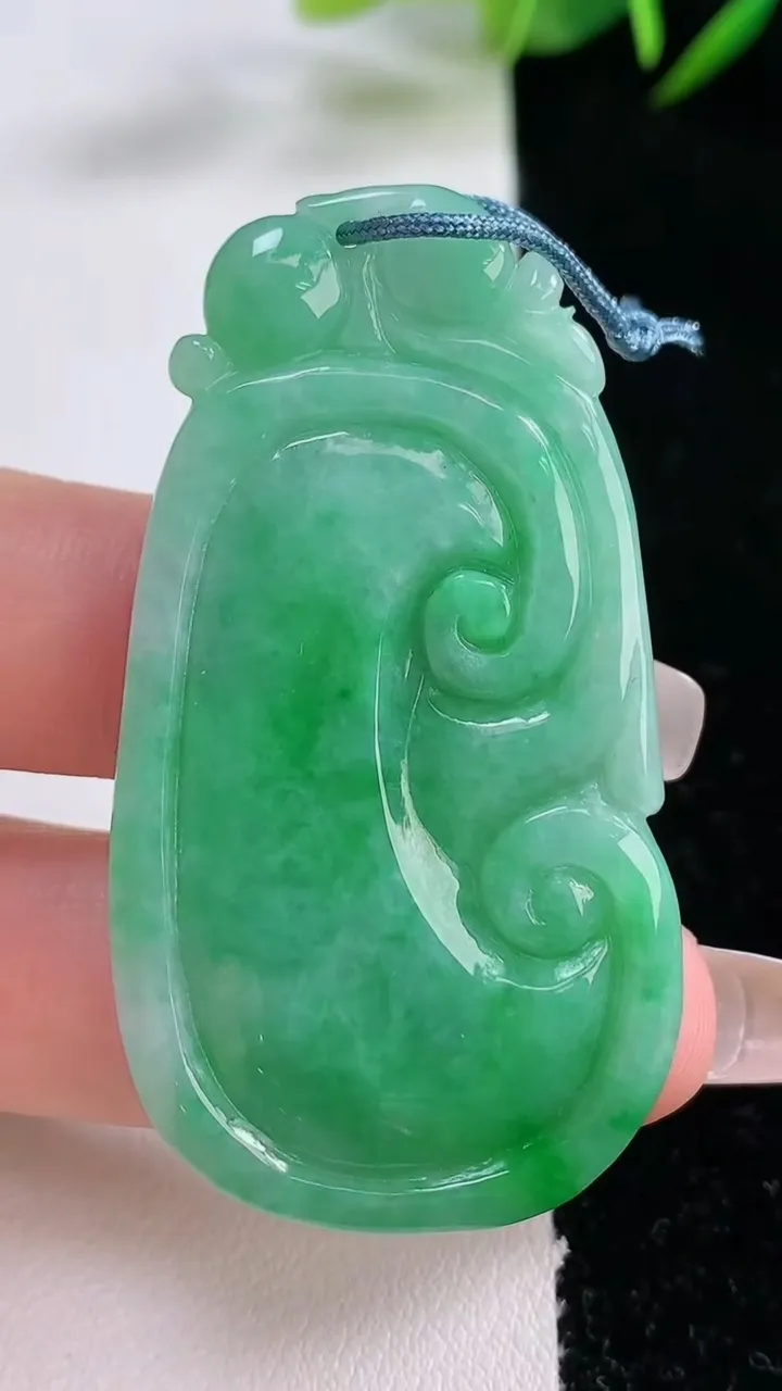 天然A货翡翠如意吊坠，尺寸53-28.7-5，重量:17.48g
12月24日