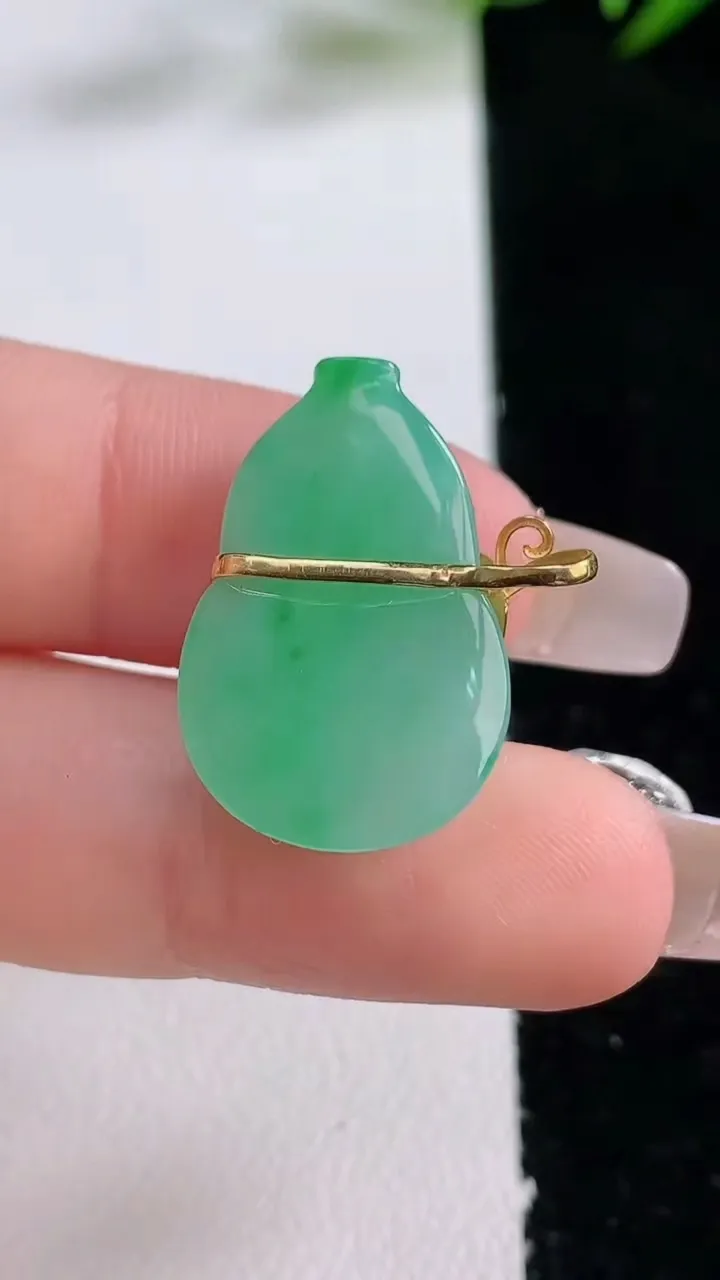 天然A货翡翠葫芦吊坠，尺寸23.3-15-6，重量:3.85g
12月24日