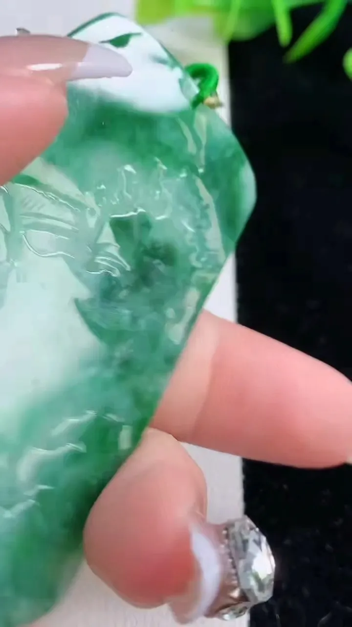 天然A货翡翠山水牌吊坠，尺寸68.4-45.2-5.4，重量:35.34g
12月24日