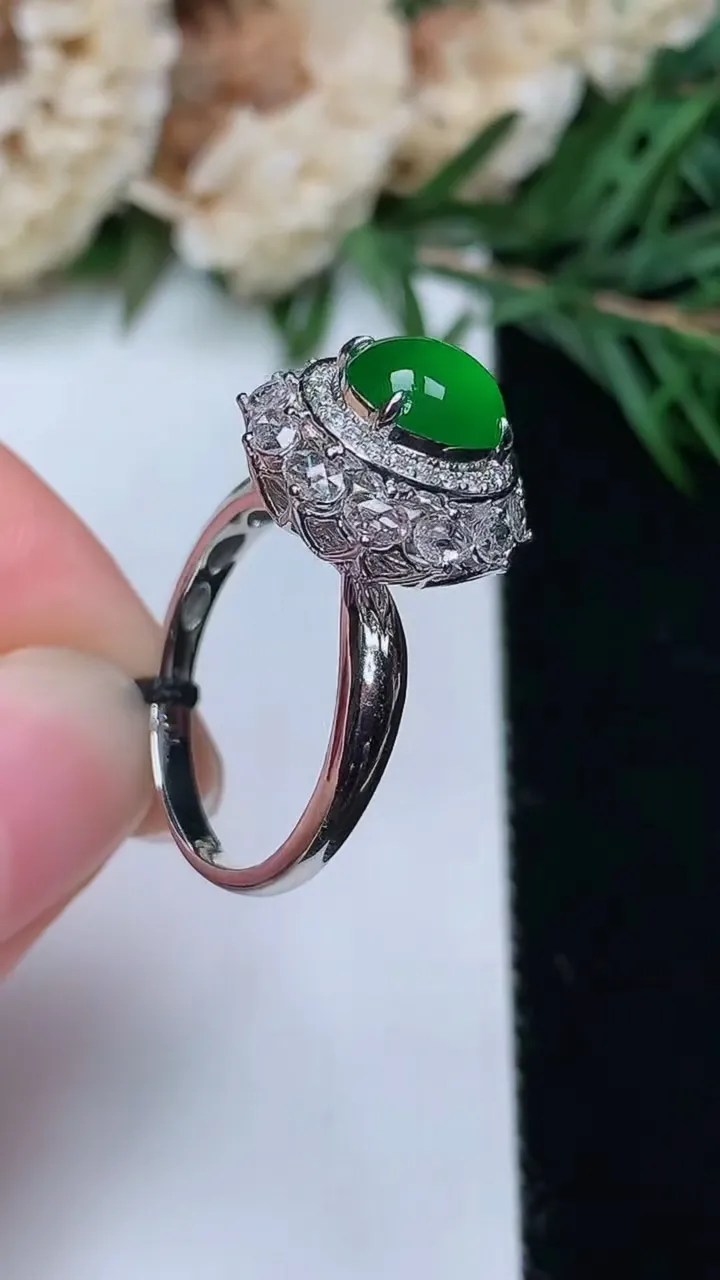 天然A货翡翠蛋面戒指，尺寸17-7.8-7.2，重量:3.95g2025年12月24日
工厂直销收藏佳品,种好水足，色泽均匀，有种有色，上手高大气！