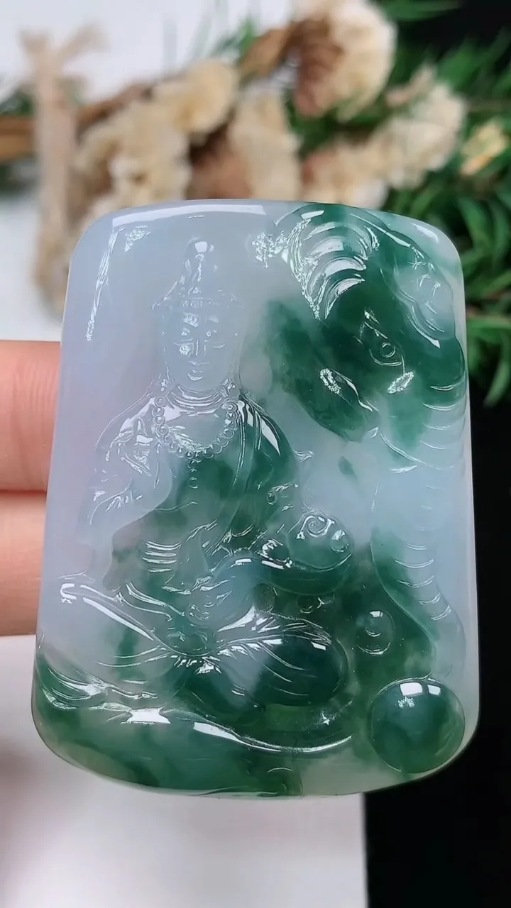 天然A货翡翠飘花普贤菩萨吊坠，尺寸48.2-36-5.5，重量:21.19g
12月24日