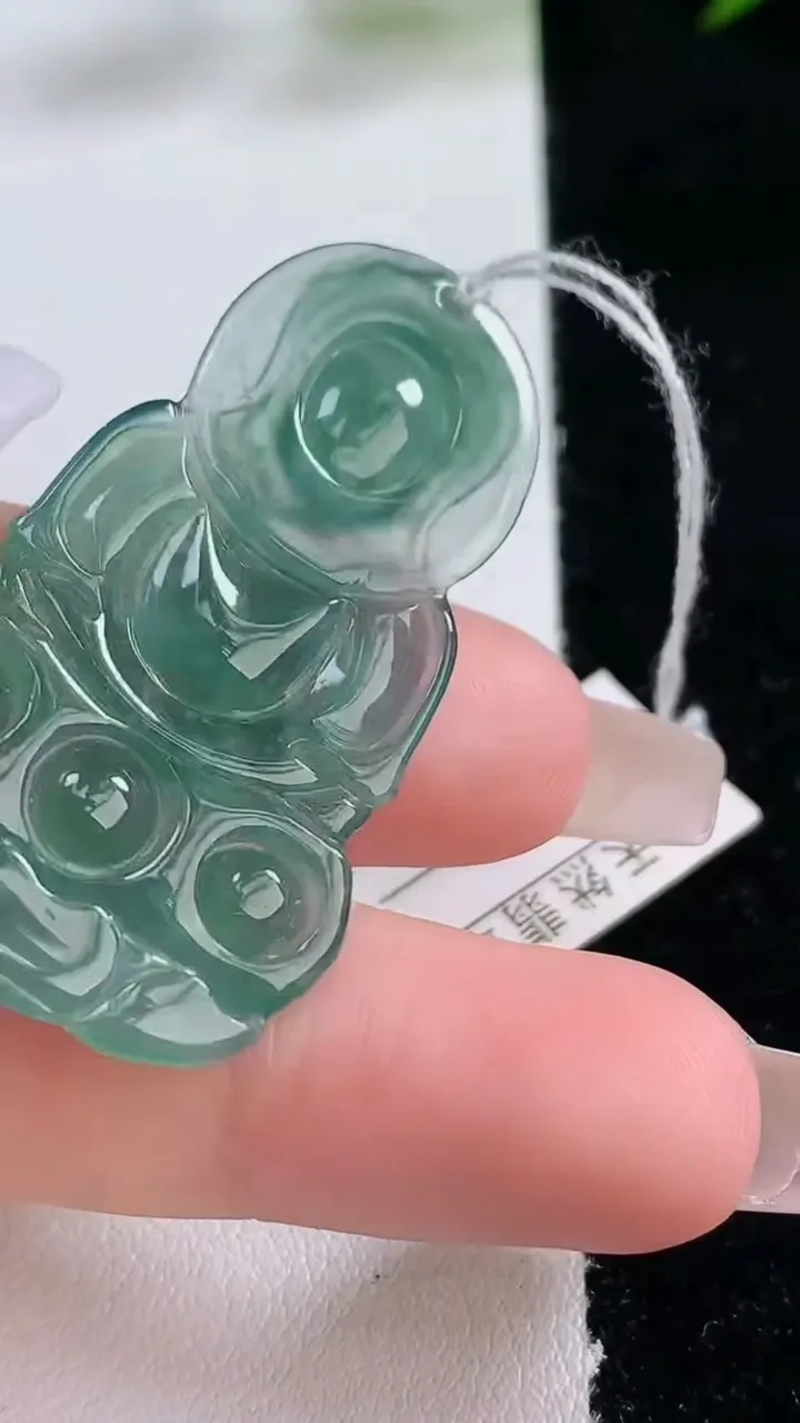 天然A货翡翠蓝水观音菩萨吊坠，尺寸42.8-24.6-3.8，重量:6.32g
12月24日