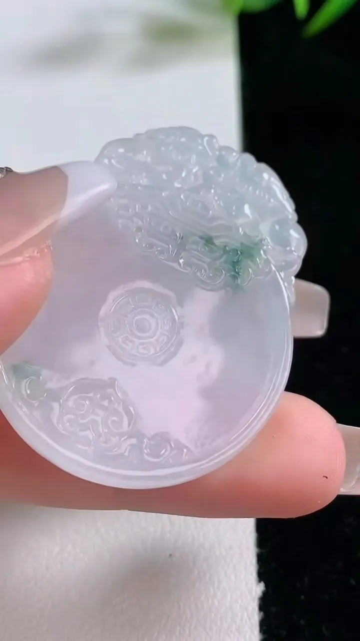 天然A货翡翠飘花复古平安扣吊坠，尺寸40.7-32.3-1，重量:12.21g
12月24日