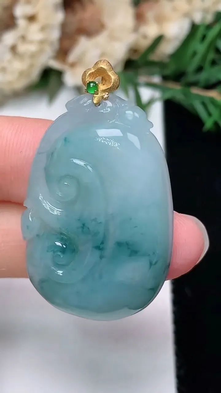 天然A货翡翠k金飘花如意吊坠，尺寸34.8-23-5.8，重量:9.83g
12月24日