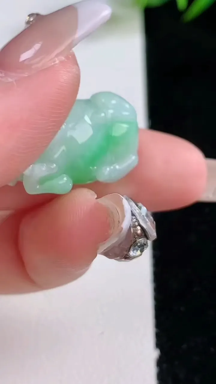 天然A货翡翠生肖牛吊坠，尺寸24-14.7-10.9，重量:6.44g
12月24日